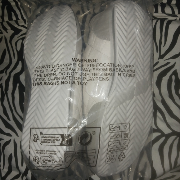 NEW Women Gray & white comfort sport style sneakers - Picture 6 of 8